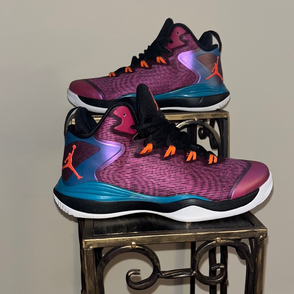 Jordan Velocity white,blue black,pink and orange Size 8 women